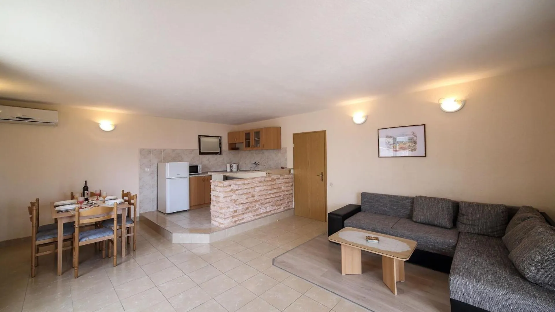 Cozy Beachfront Holiday Home Slatine