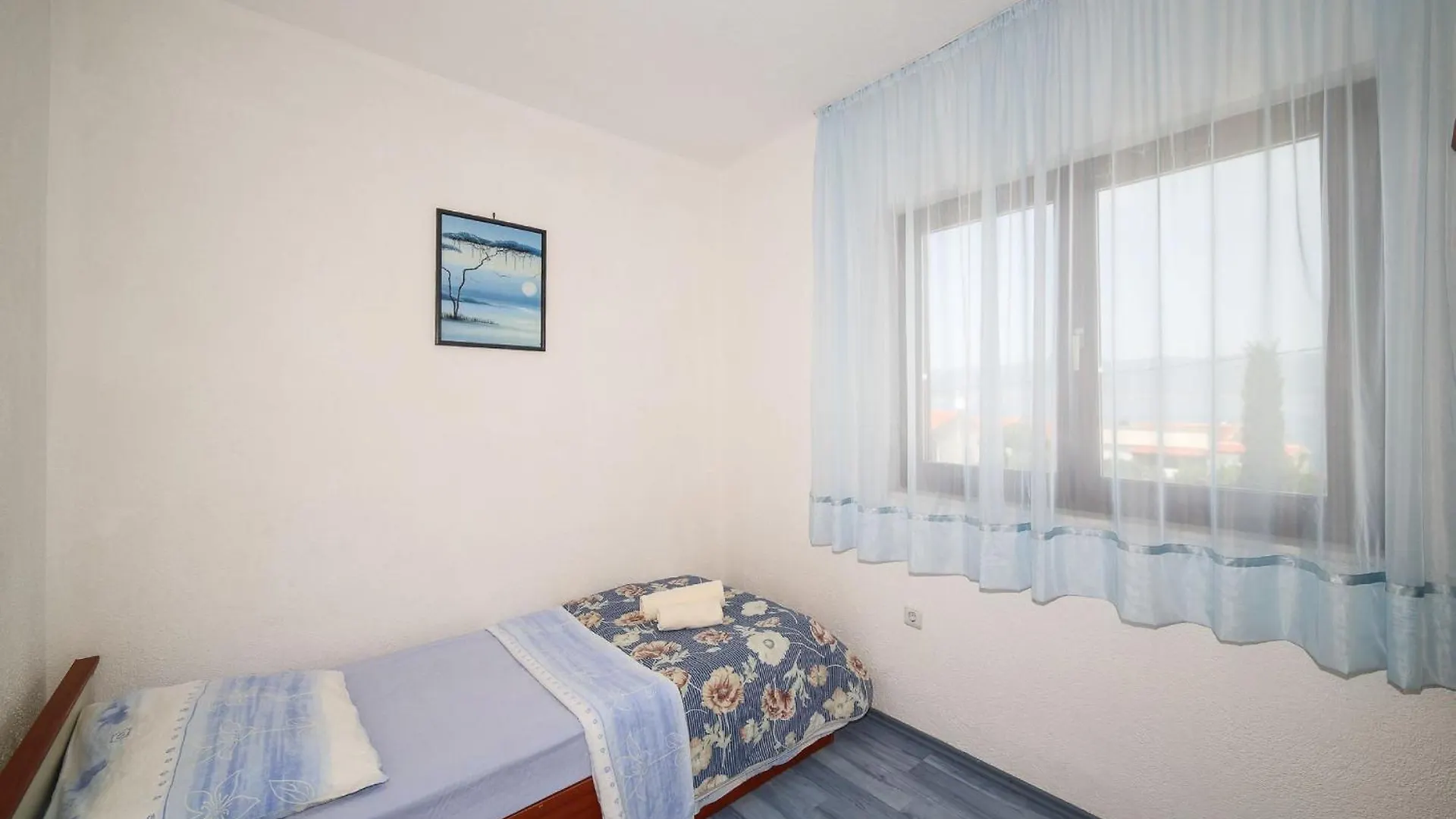 Cozy Beachfront Holiday Home Slatine